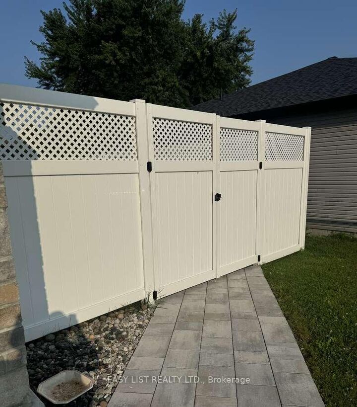 Property Photo: 306 Belfort Crescent ON K6H 0H3