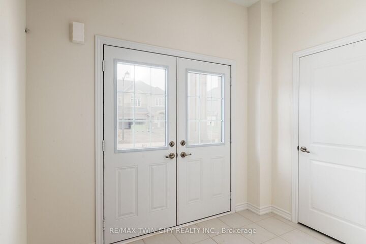 Property Photo:  33 Dennis Avenue  ON N3V 0B9 