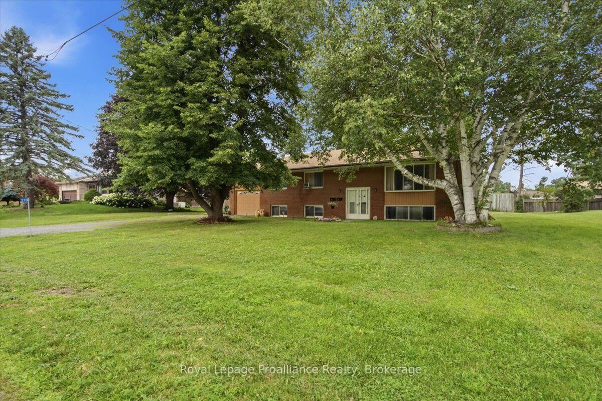Property Photo: 270 Colonial Road ON K8R 1B9