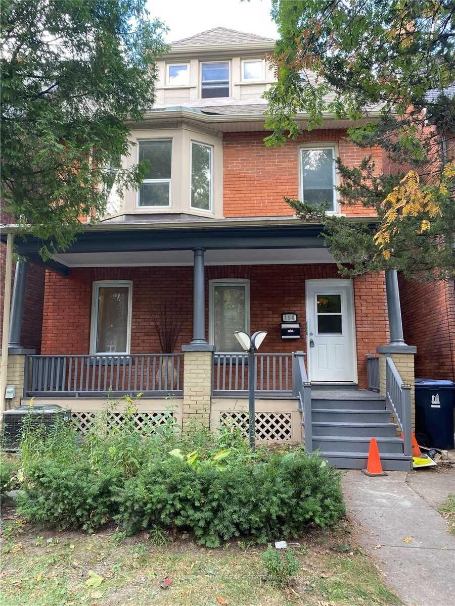Property Photo: 154 Sorauren Avenue 3rd Flr ON M6R 2E5