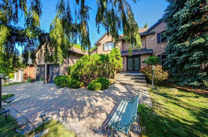 Property Photo: 8 Calderbridge Crescent ON L3R 9M8