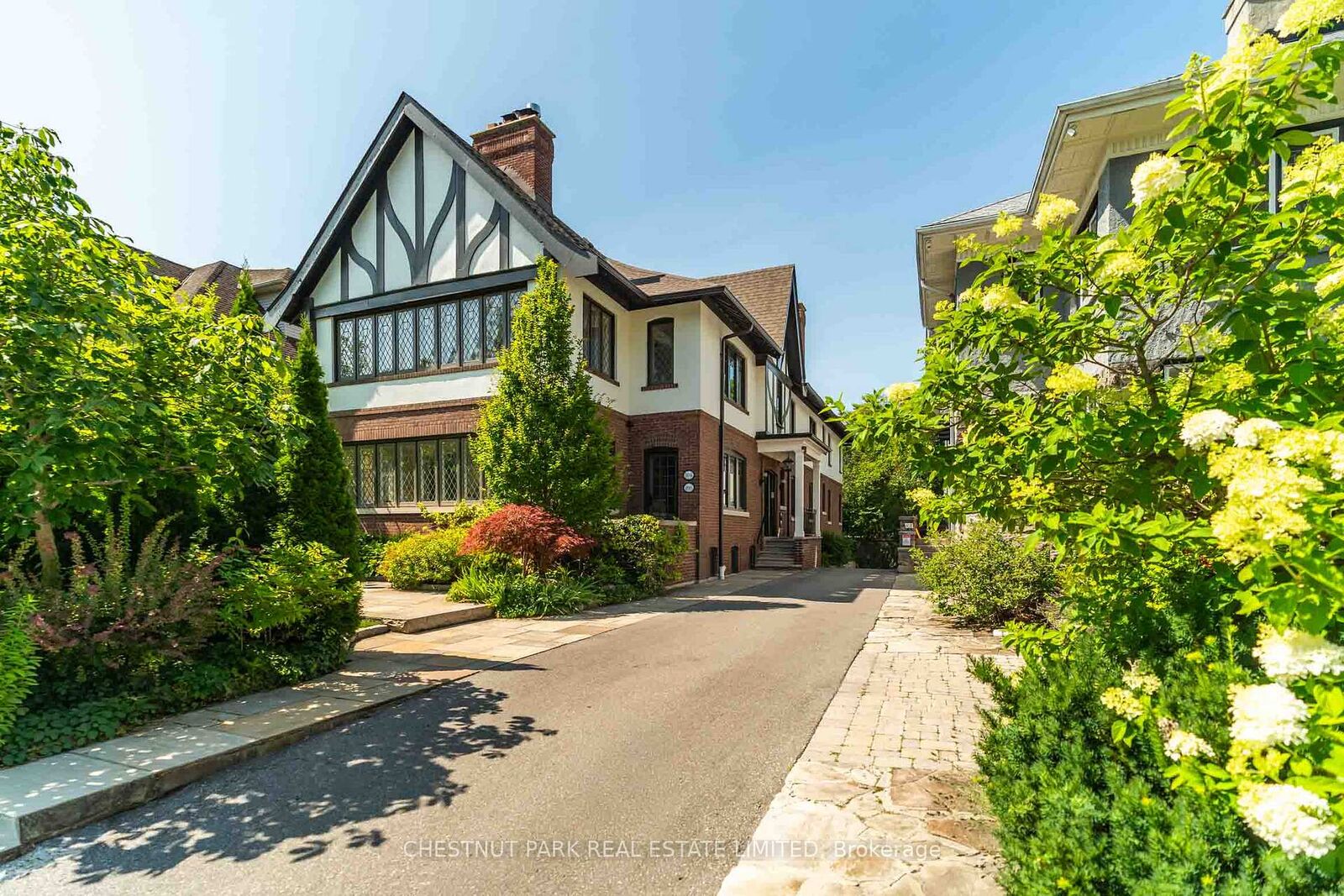 Property Photo: 106 Rosedale Heights Drive ON M4T 1C6