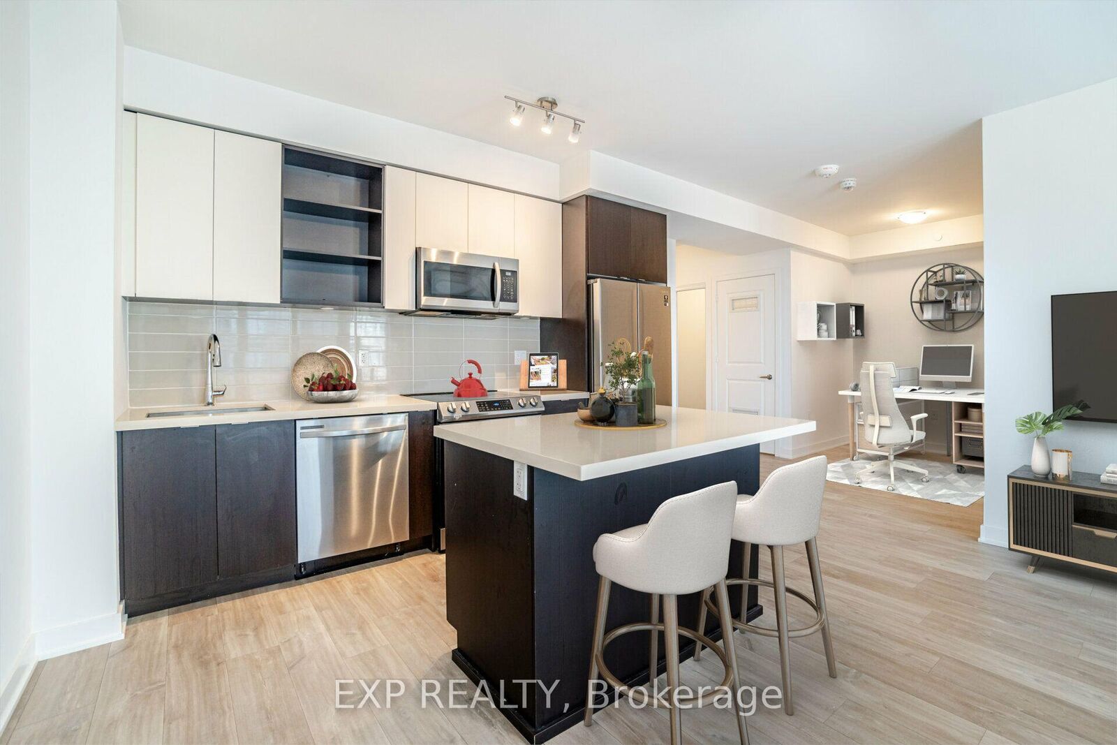 Property Photo: 4675 Metcalfe Avenue 1707 ON L5M 0Z7