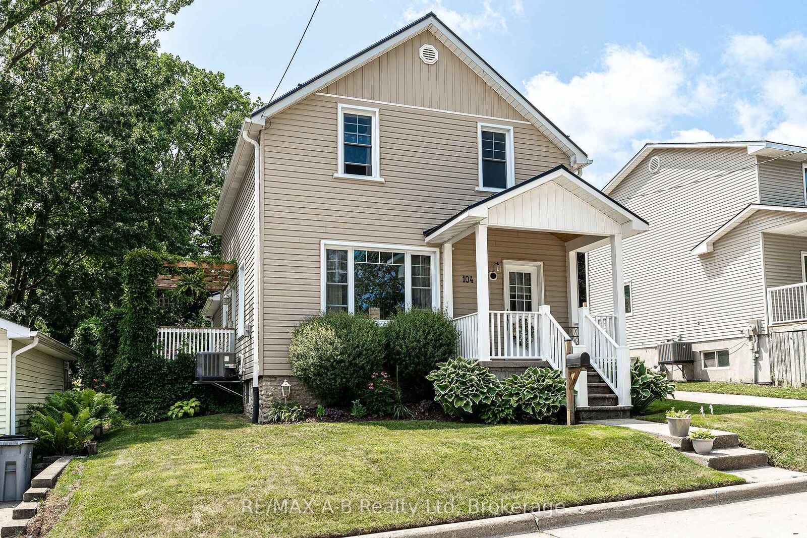Property Photo:  104 Ontario Street S  ON N4X 1C2 
