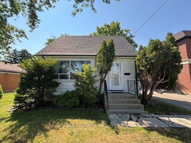 Property Photo:  21 Aura Lea Boulevard  ON M9M 1K2 