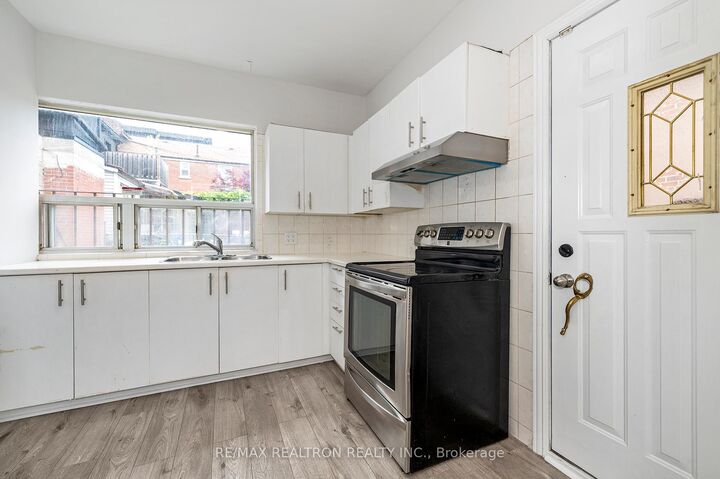 Property Photo: 1000 Dundas Street W ON M6J 1W6