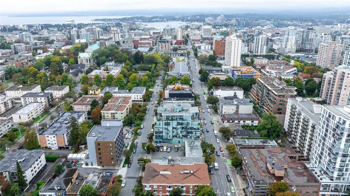 Property Photo: 1061 Fort St #512 BC V8V 3K9