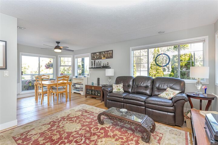 Property Photo:  1220 Fort St #101  BC V8V 3L2 