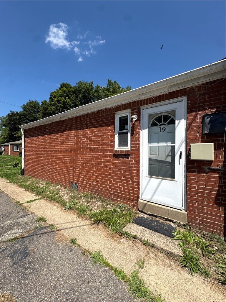 Property Photo:  1 Penn Ridge Ct 19  PA 15235 