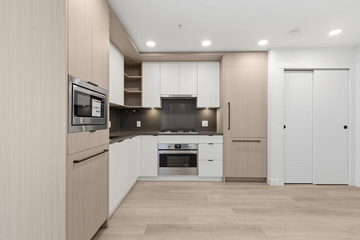 Property Photo: 2268 E Broadway 403 BC V5N 0L2