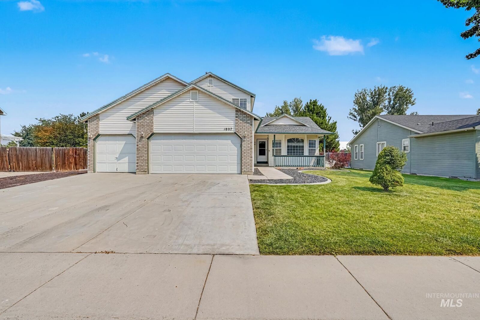 Property Photo:  1807 Fairoaks Dr.  ID 83605 