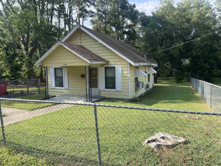 Property Photo:  606 W Bennett Street  AR 72110 