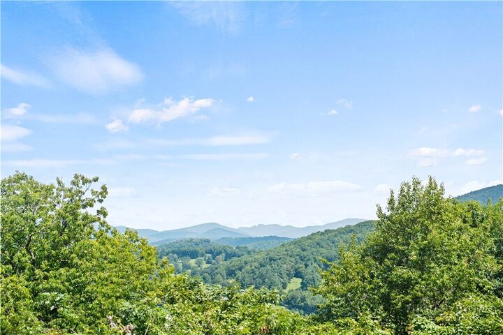 Property Photo: 159 Oak Leaf Trail NC 28607