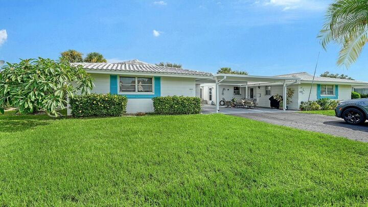 Property Photo: 1523 Lakeside Drive 15 FL 34293
