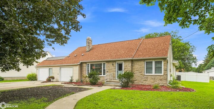 Property Photo:  715 Pine Street  IA 52637 