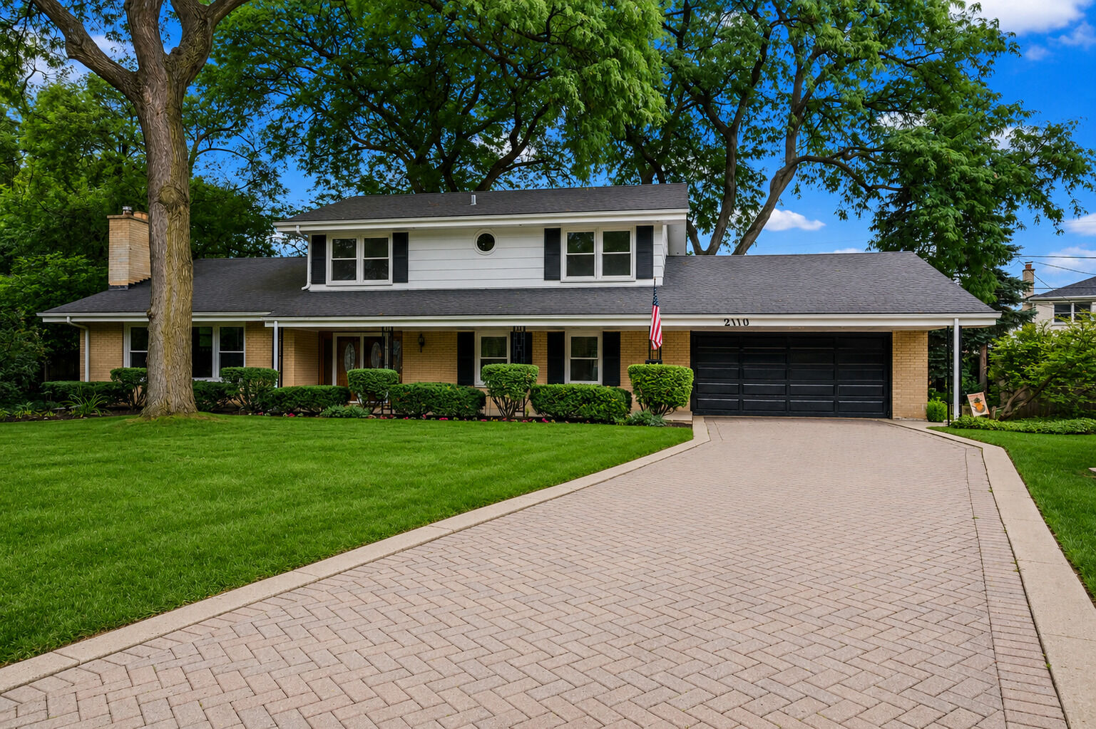 Property Photo: 2110 E Eastman Court IL 60004