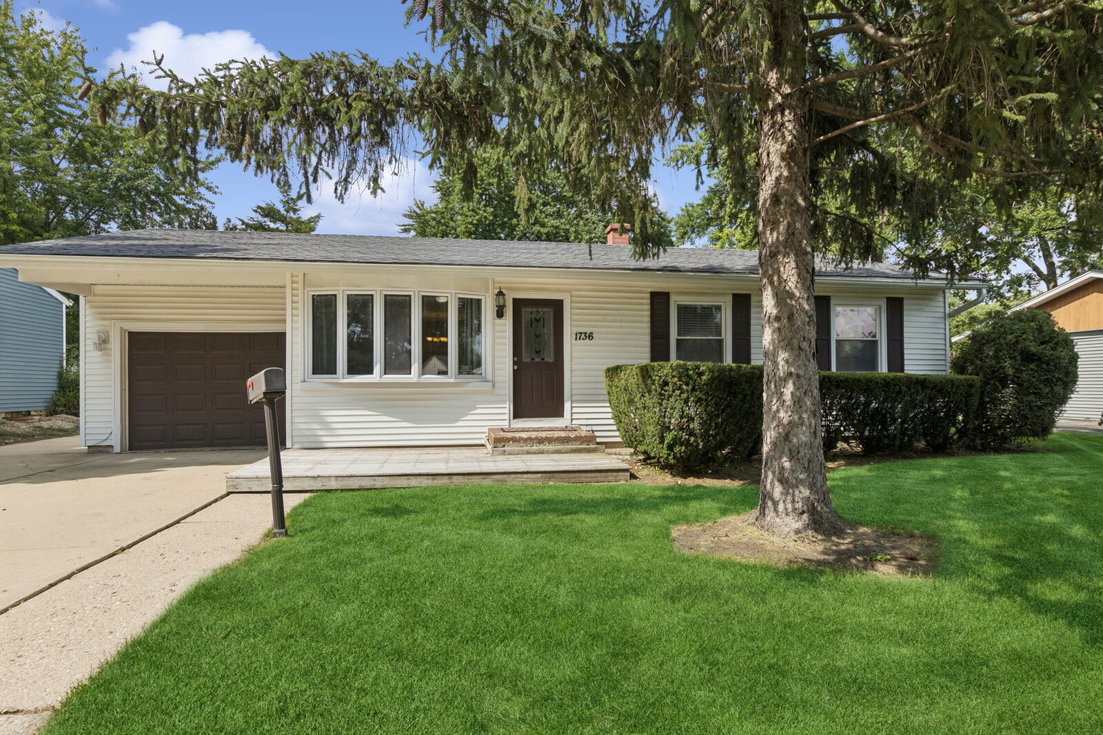 Property Photo: 1736 Poplar Avenue IL 60133