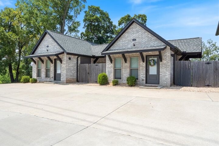 Property Photo:  418,420, 422, 424 N F Street  AR 72756 