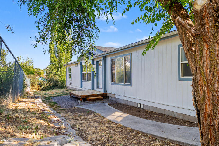 Property Photo: 863 California Avenue OR 97601