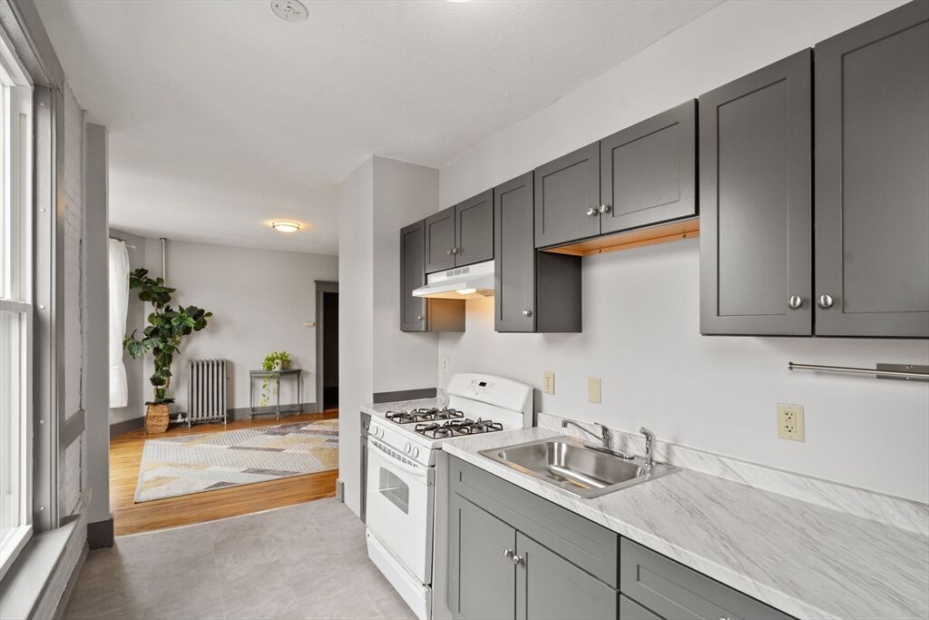 Property Photo: 70 Russell St 6 MA 01609