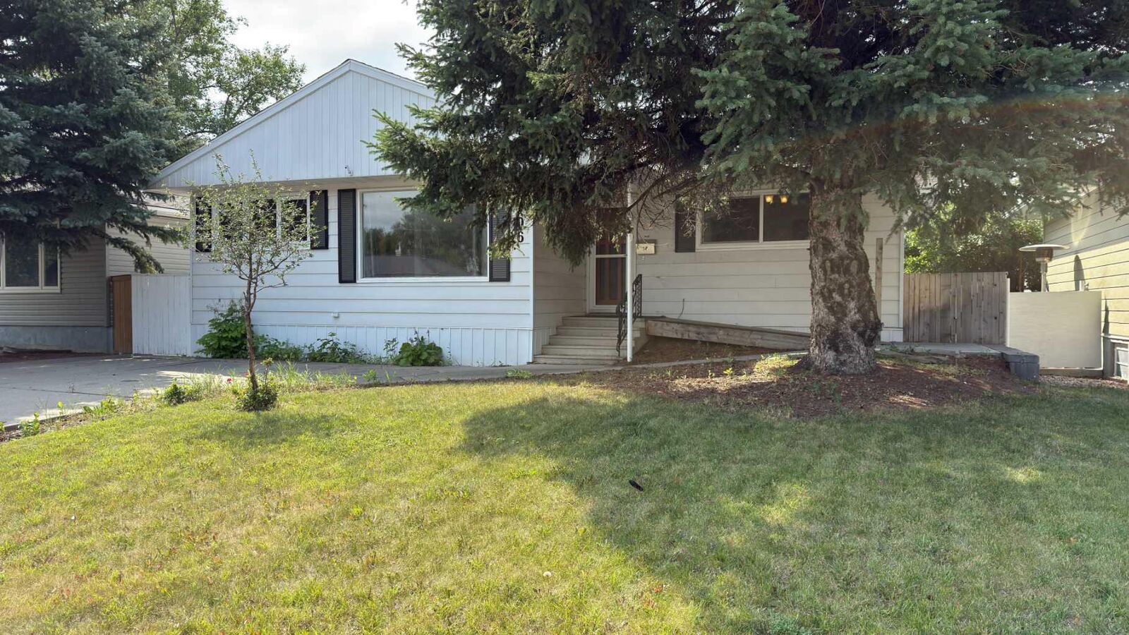 Property Photo:  1906 14 Avenue S  AB T1K 0V1 