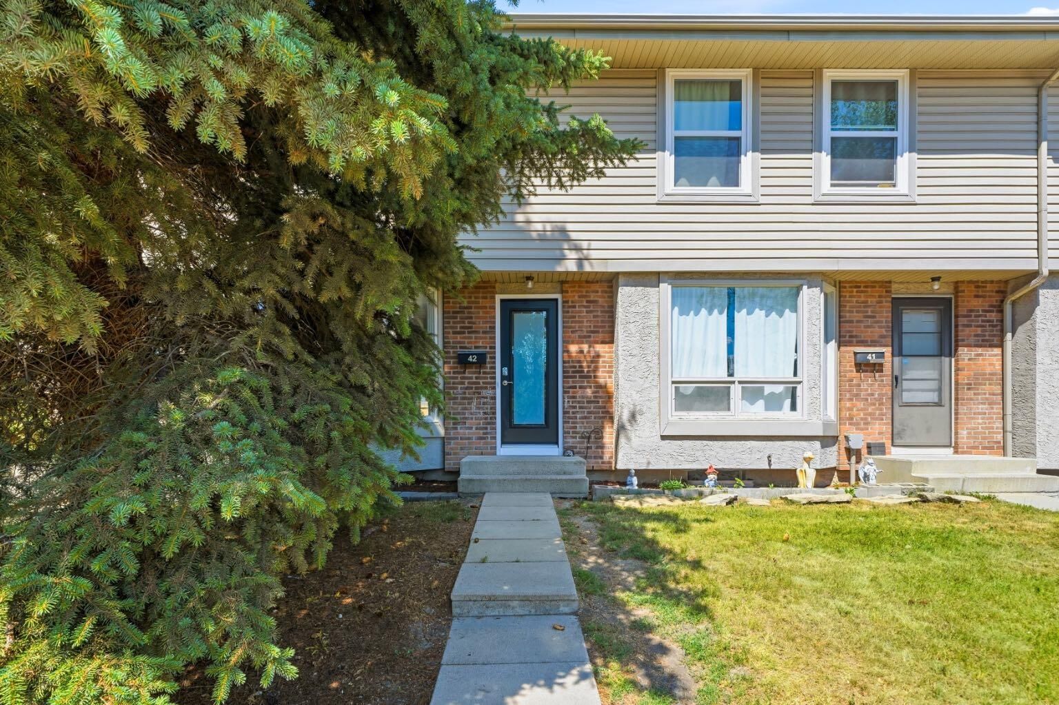 Property Photo: 123 Queensland Drive SE 42 AB T2J 5J4