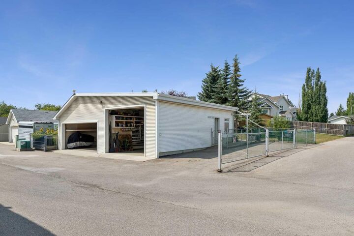 Property Photo: 246 Mt Lorette Place SE AB T2Z 2L9