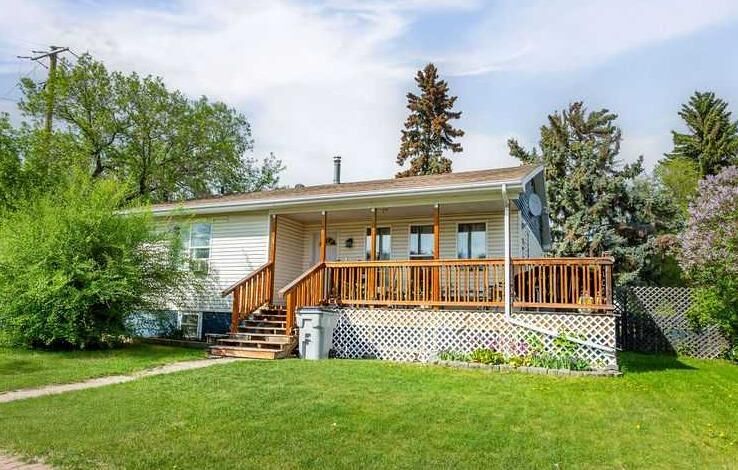 Property Photo: 502 5 Avenue AB T9W 1B1