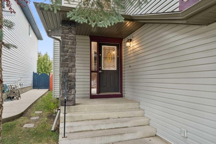 Property Photo: 22 Somerside Crescent SW AB T2V 5R4