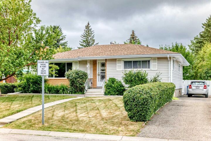 Property Photo: 1 Cochrane Crescent AB T4C 1Z9