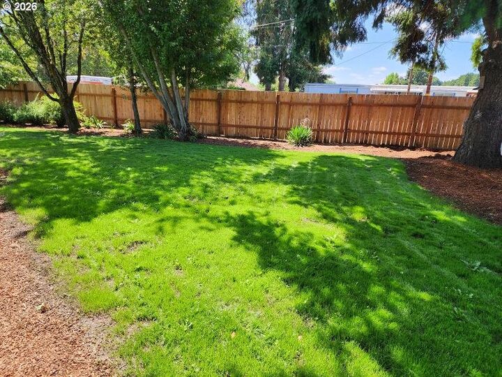 Property Photo: 1100 Quince Dr OR 97448