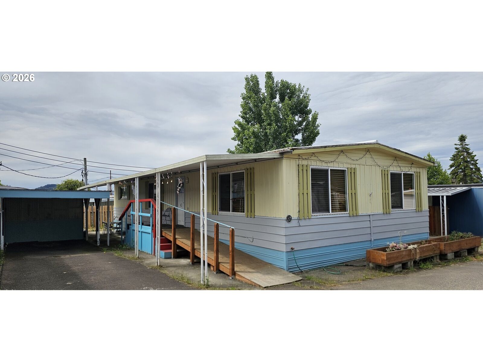 Property Photo: 2071 NE Stephens St L9 OR 97470