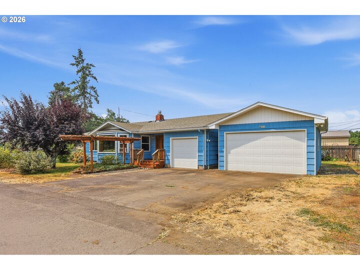 Property Photo: 810 22nd St OR 97477