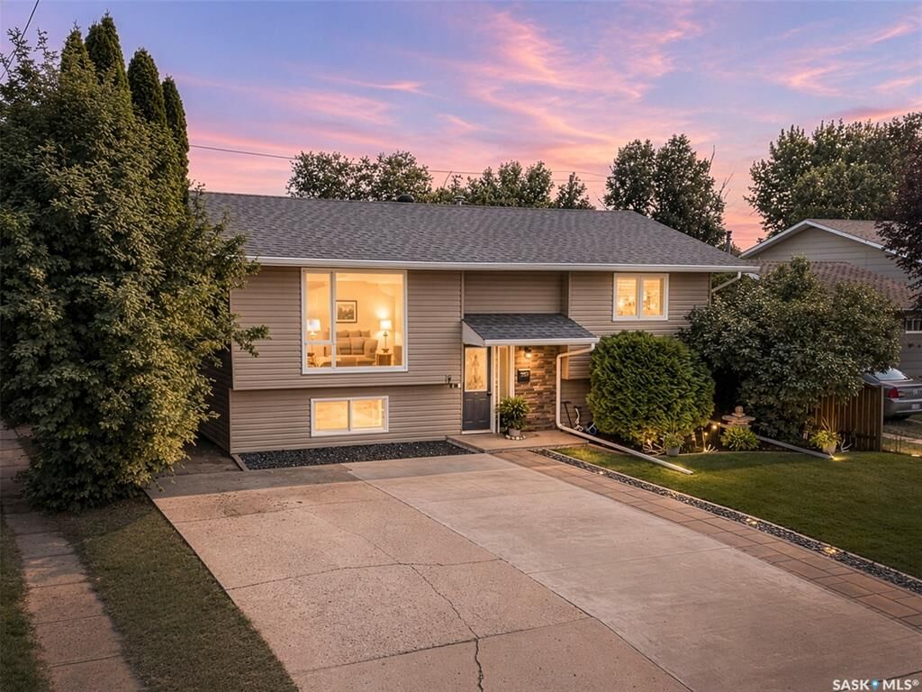 Property Photo: 951 Holdsworth Crescent SK S6H 6T8