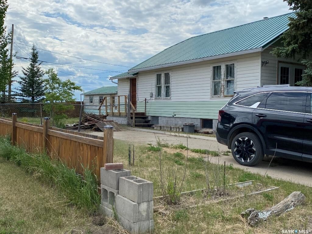 Property Photo:  241 3rd Street W  SK S0H 2W0 
