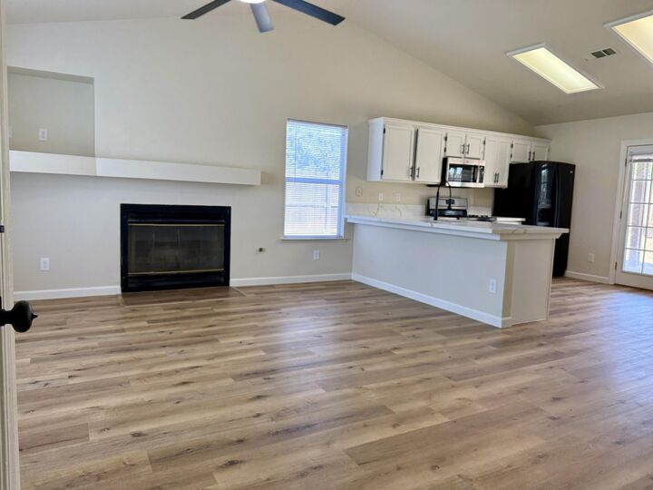 Property Photo:  996 W Petunia Street  CA 93223 