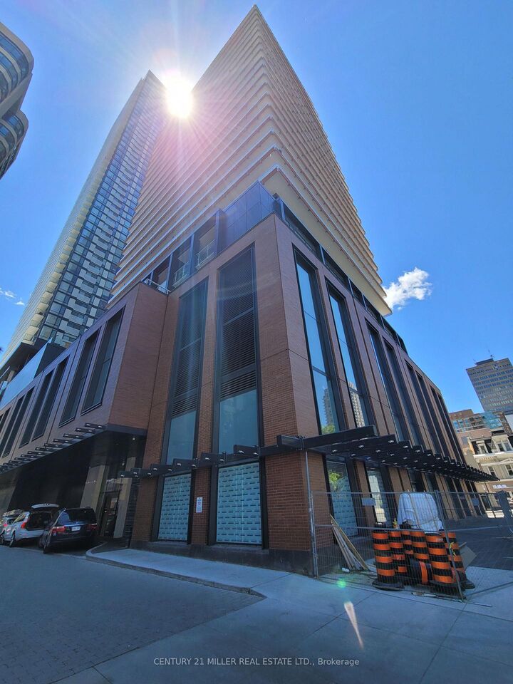 Property Photo: 18 Maitland Terrace 802 ON M4Y 1Y4