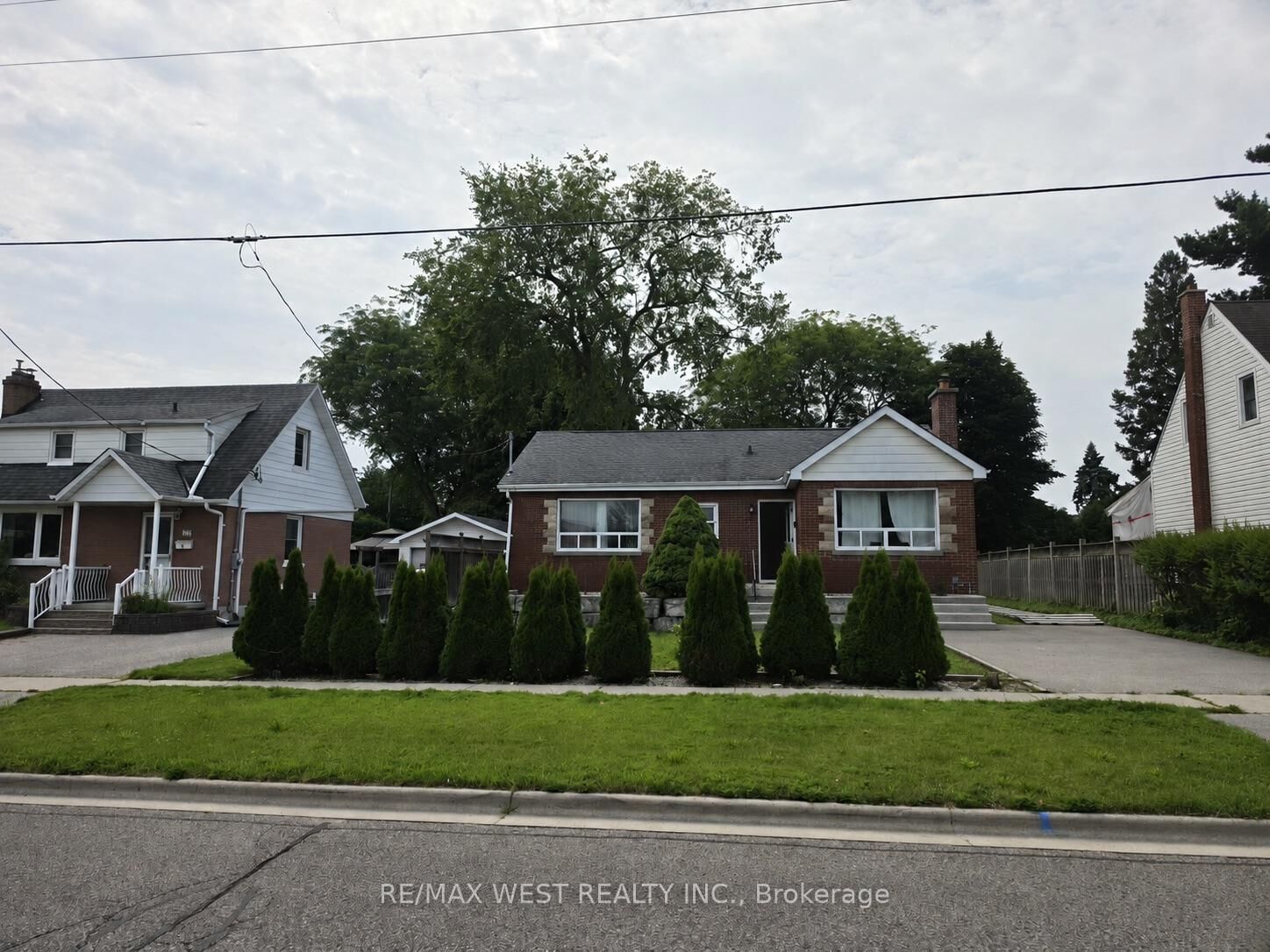 Property Photo: 29 Sunset Drive ON L1G 3K9