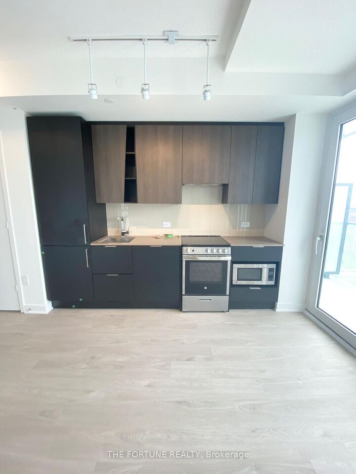Property Photo: 3900 Confederation Parkway 1709 ON L5B 0M3