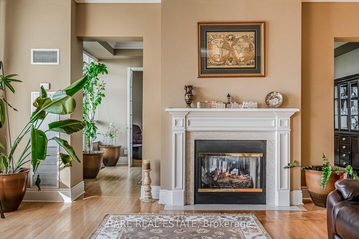 Property Photo: 25 Kingsbridge Garden Circle Tph6 ON L5R 4B1