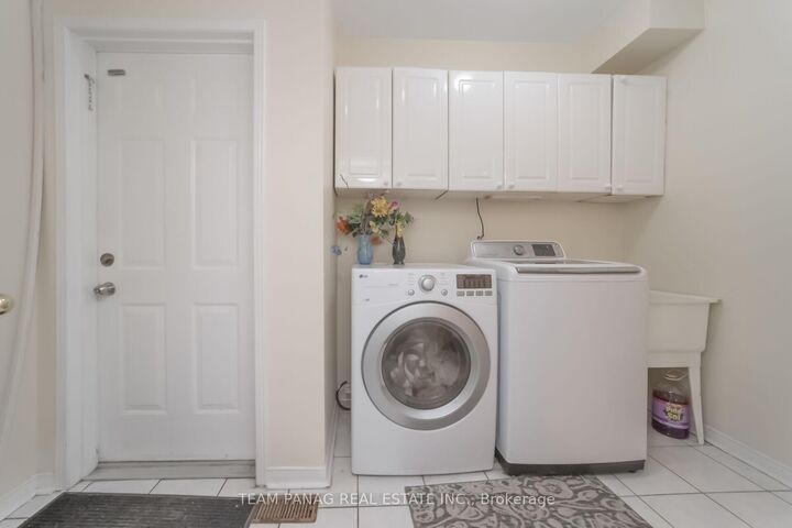 Property Photo: 10 Hollowgrove Boulevard ON L6P 1B2