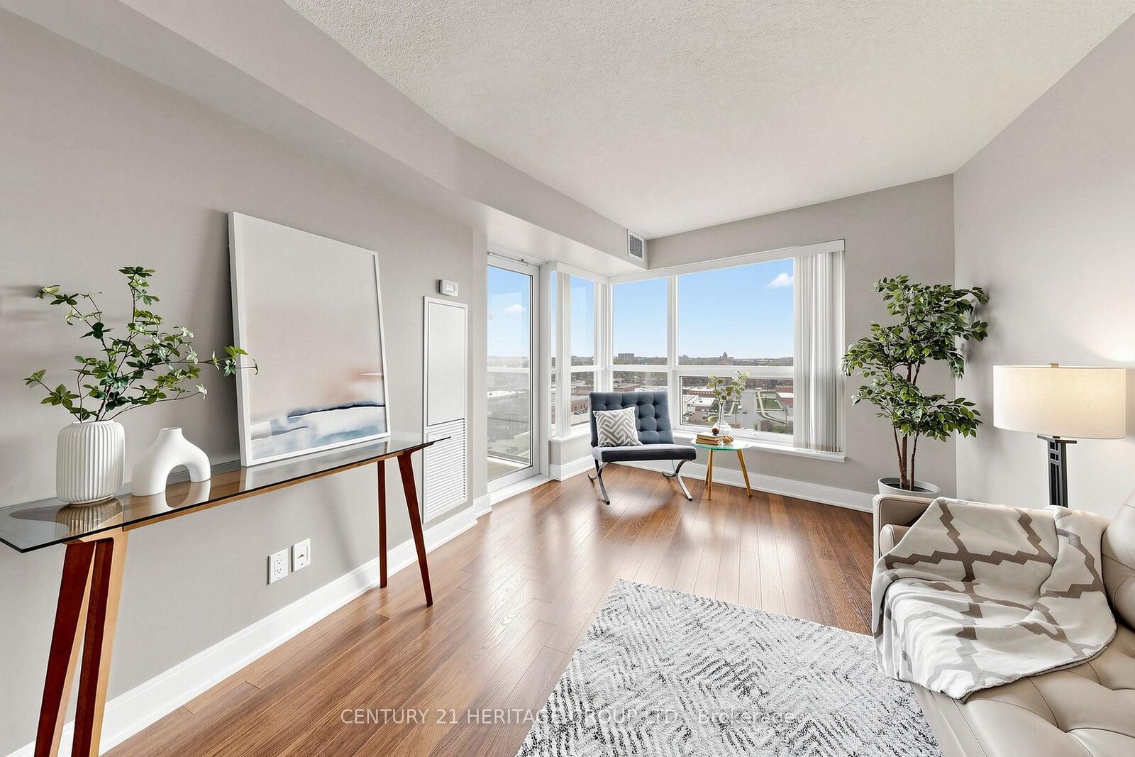Property Photo: 135 Village Green Square 1216 ON M1S 0G4