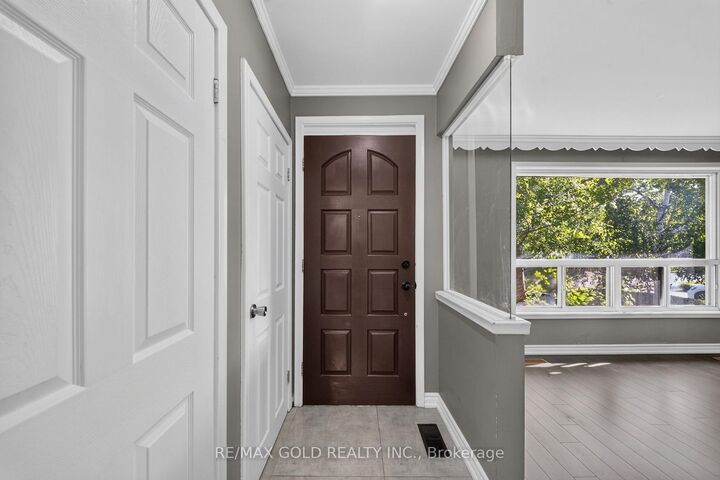 Photo de la propriété: 204 Taysham Crescent Upper ON M9V 1X7