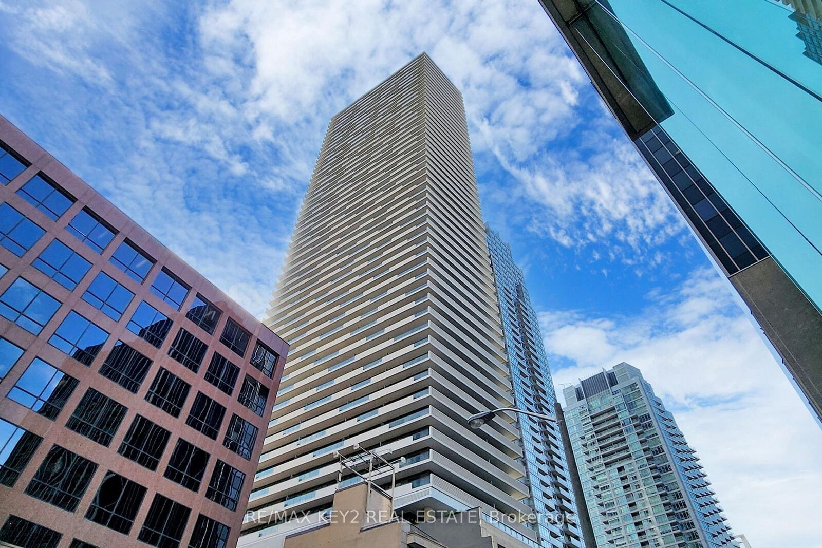 Property Photo: 2221 Yonge Street 4904 ON M4S 0B8