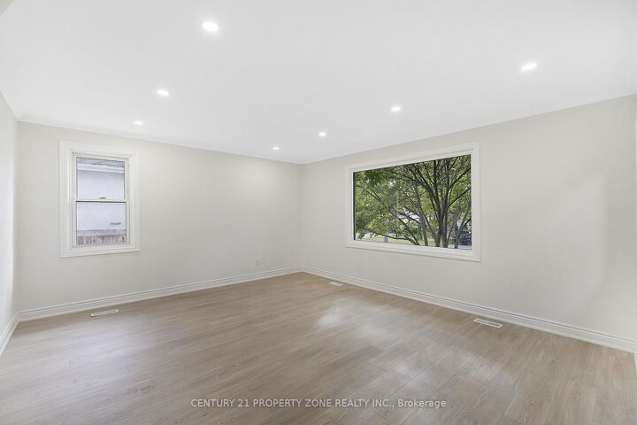Photo de la propriété:  37 Adanac Drive  ON M1M 2E5 