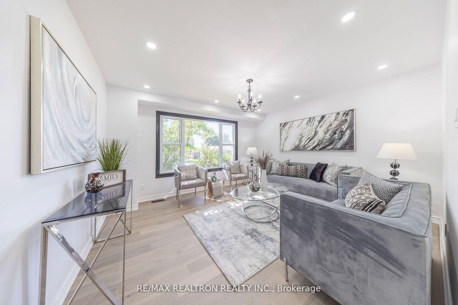 Property Photo: 14 Grassmere Avenue ON L1H 3X4