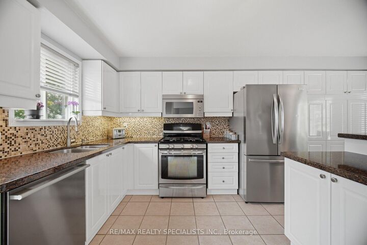 Property Photo: 5535 Glen Erin Drive 15 ON L5M 6H1