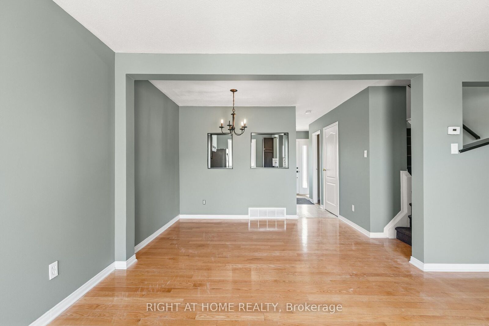 Property Photo: 4338 Meadowvale Lane ON K1B 5A2