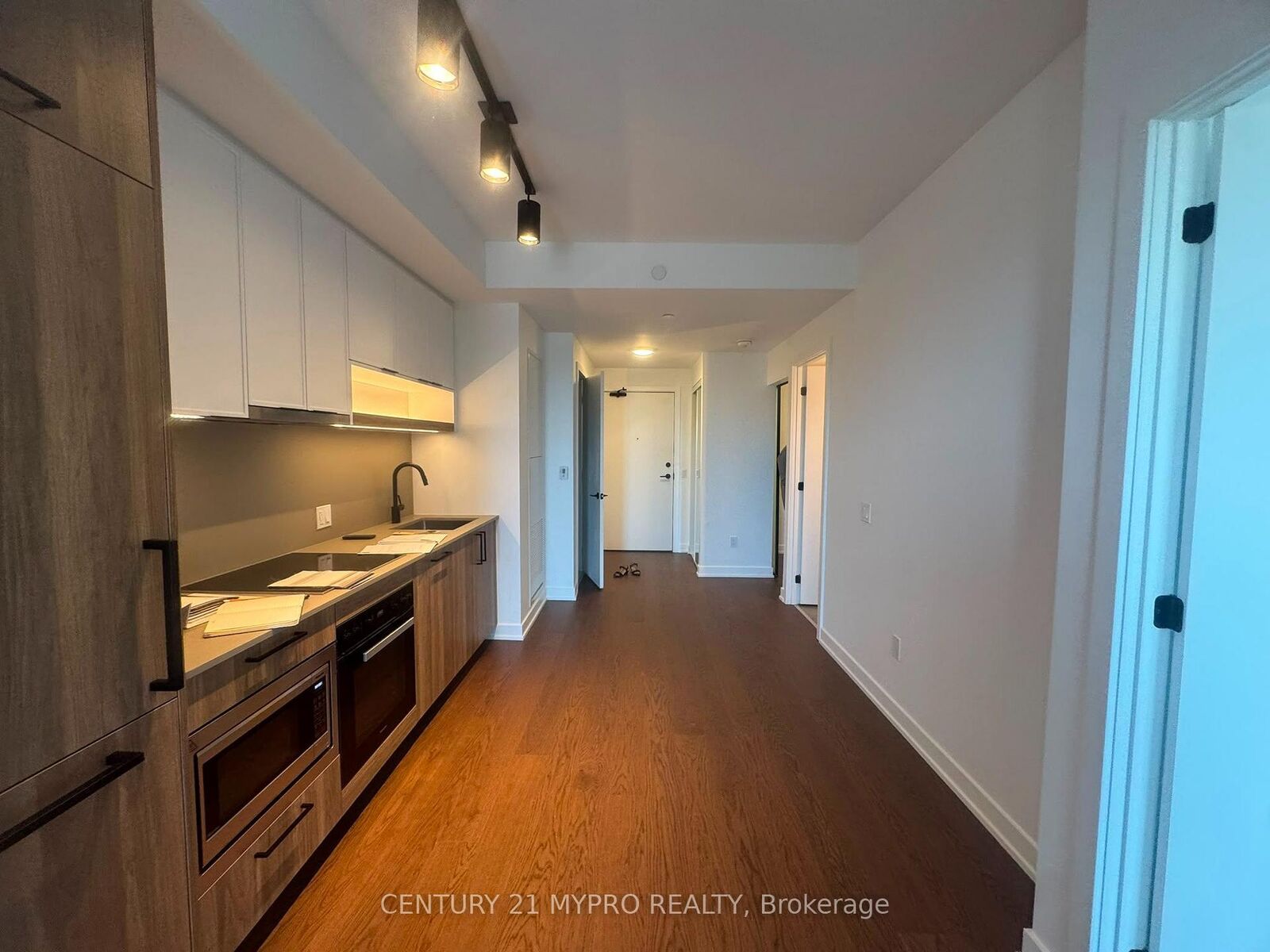 Property Photo: 89 Montclair Avenue 1619 ON M5P 1P5