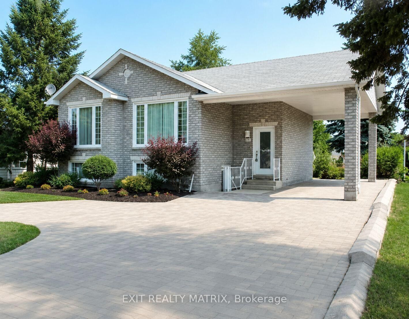 Property Photo: 742 Laval Street ON K0A 1M0